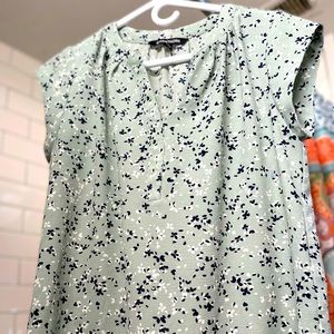 Cap sleeve, v neck blouse. Pale sage green w/floral design. 41 Hawthorne, Small